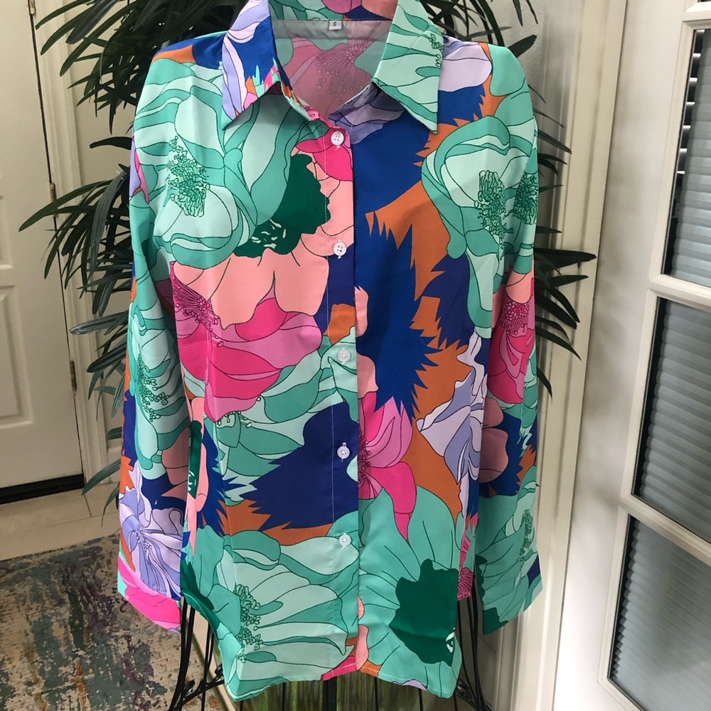 🩷🧡💚💙 Multi-Color Floral Button-Up Blouse.